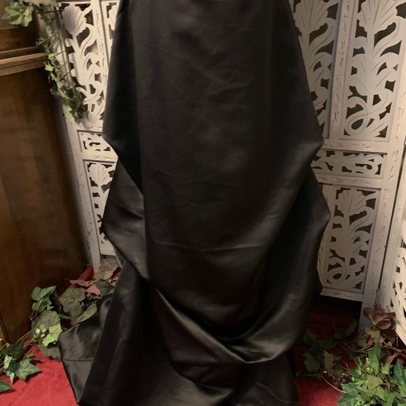 JUMP APPAREL LIKE NEW DARING BLACK SATIN & JEWELS FORMAL PROM DRESS GOWN - Picture 4 of 9